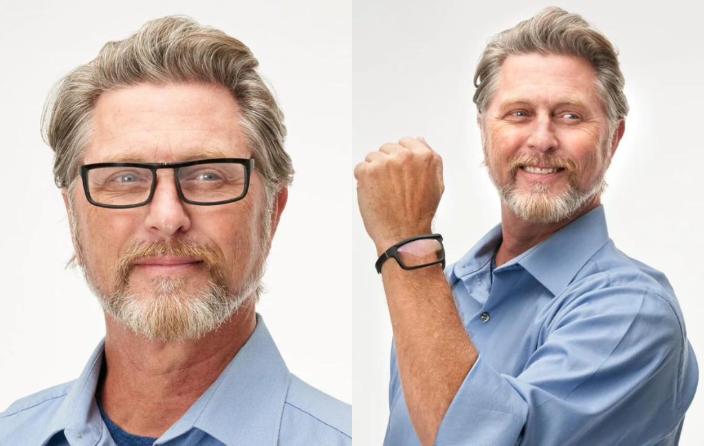 a man wearing eyewris reading glasses