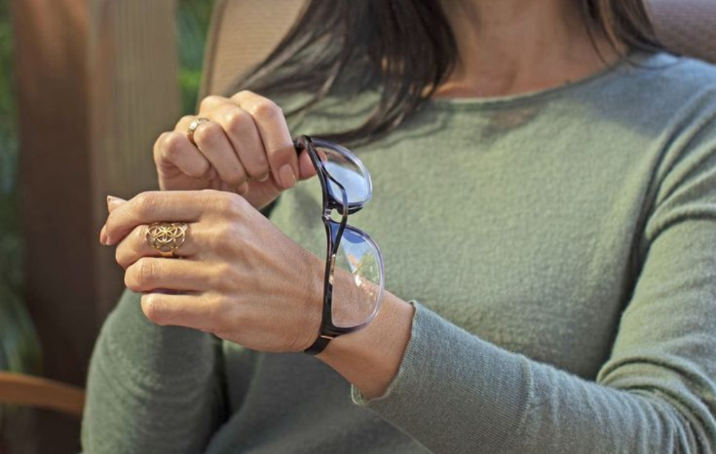 putting eyewris reading glass on the wrist