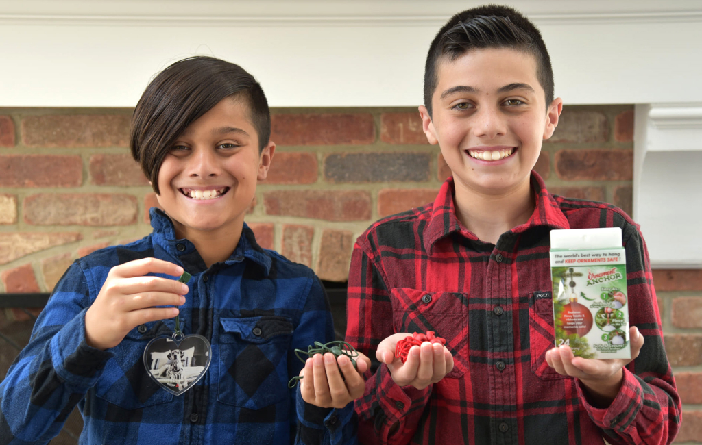 kids holding ornament anchor