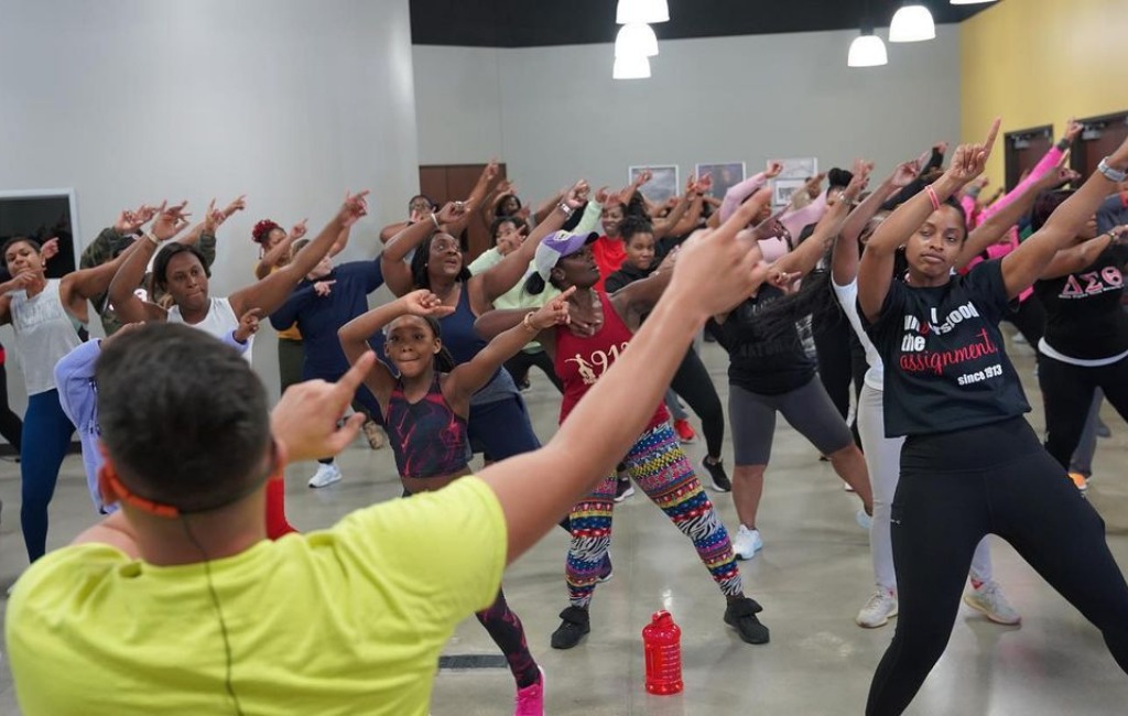 people-dancing-at-jiggaerobics-class