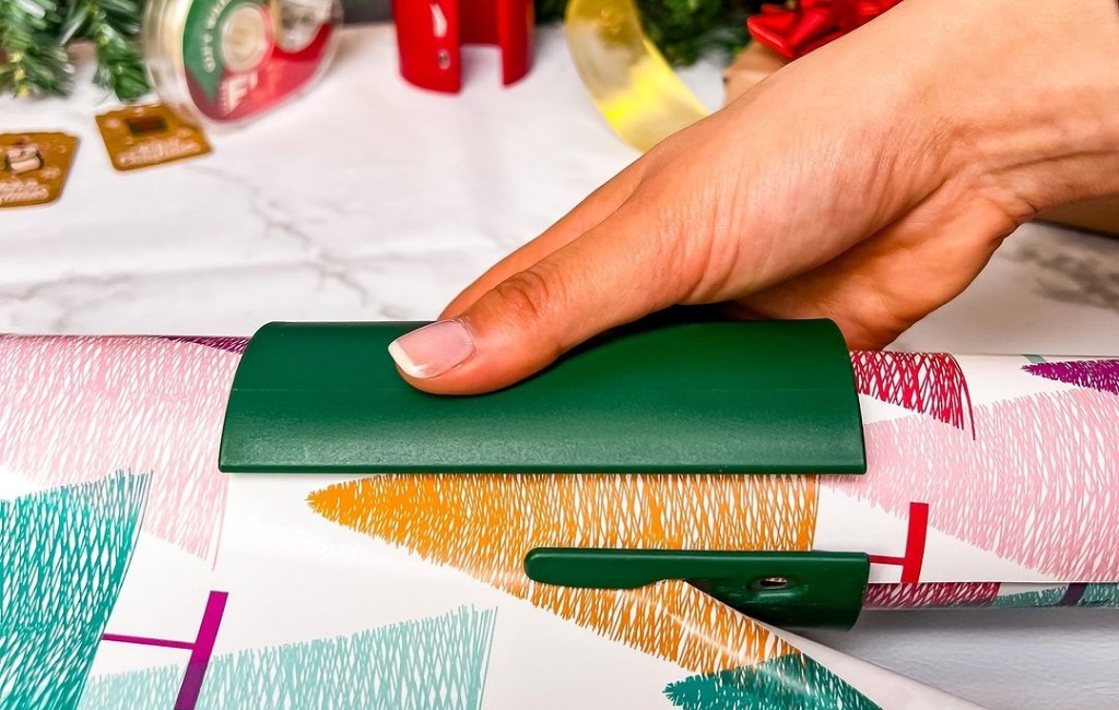 using-little-elf-gift-wrap-cutter