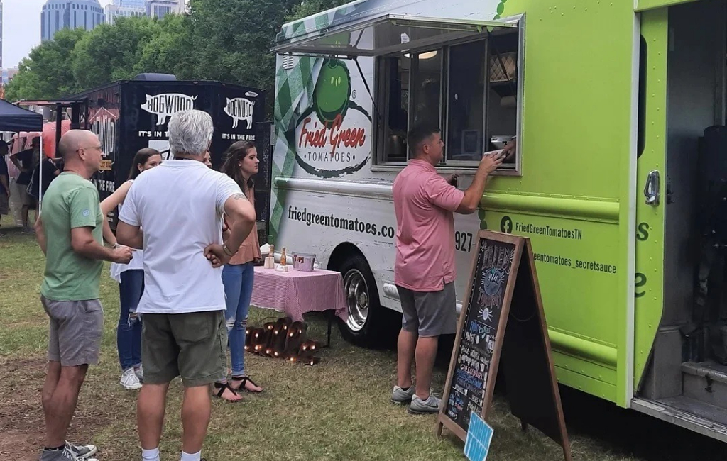 people-buying-at-fried-green-tomatoes-food-truck