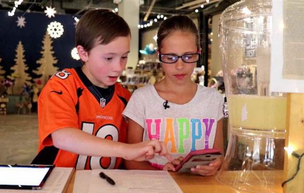 kids selling lemonade