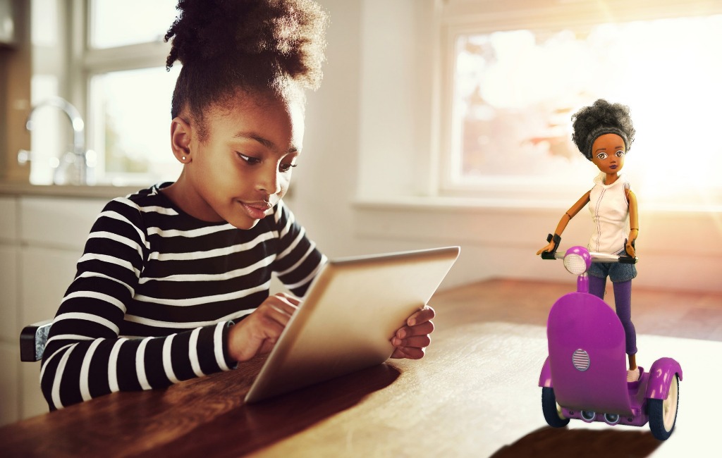 a-girl-with-smartgurlz-coding-robot