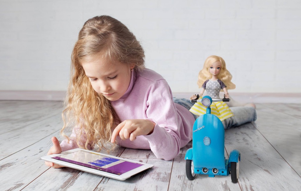 a-girl-with-smartgurlz-coding-robot