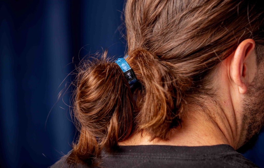 a-man-wearing-the-longhairs-hair-ties-for-guys