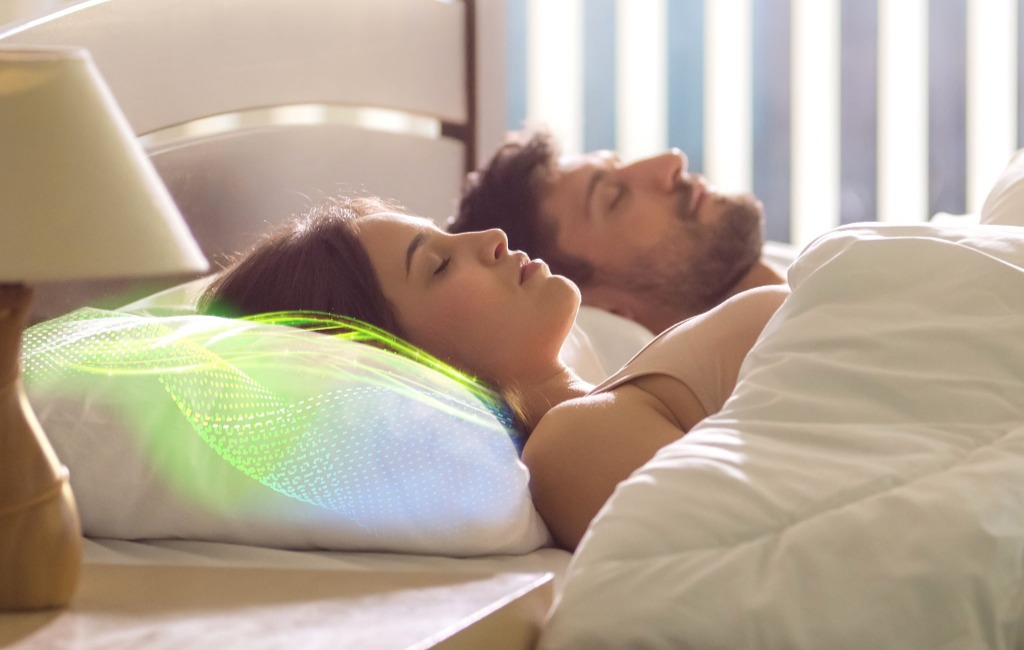 couple-using-dreampad-sound-pillow