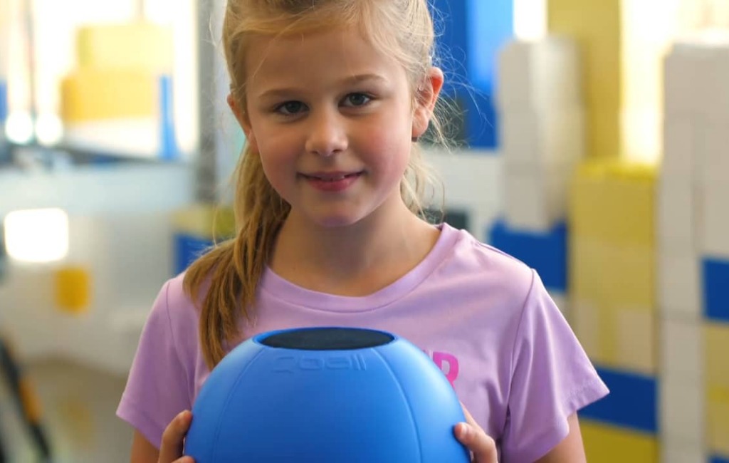 girls-playing-with-qball-throwable-wireleless-microphone