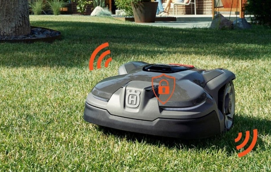 lawn-mowing-with-robin-robotic-mowing