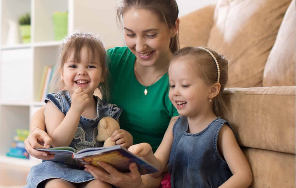 using-novel-effect-mom-daughters-smile-read-book-aloud