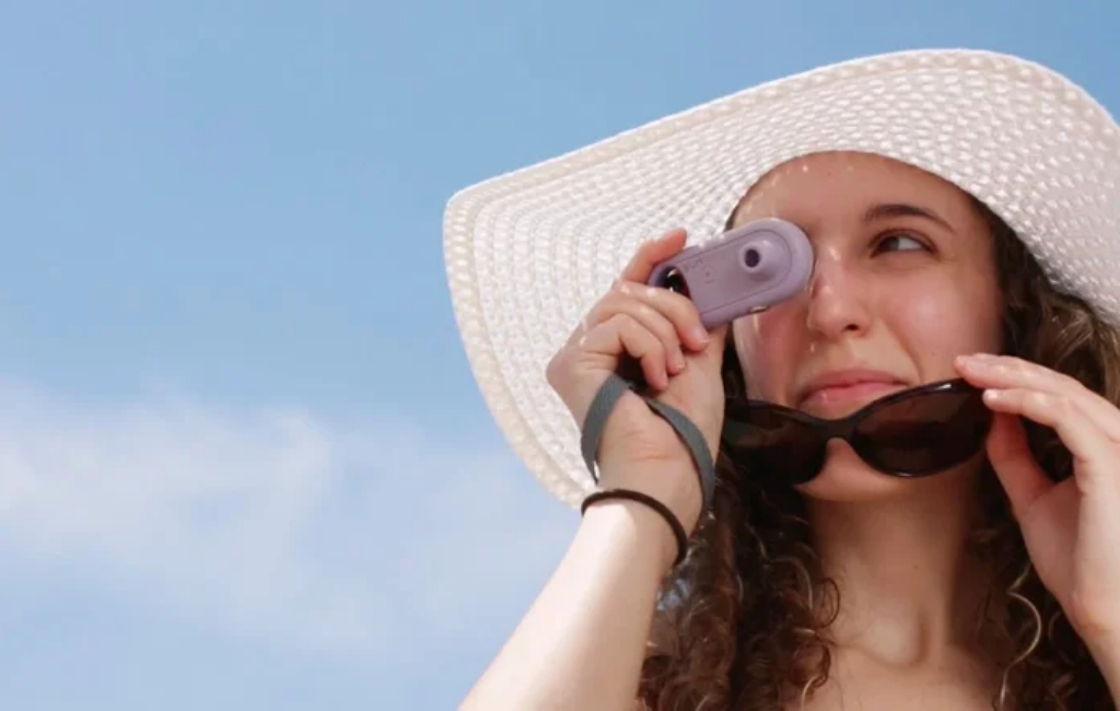 woman using sunscreenr