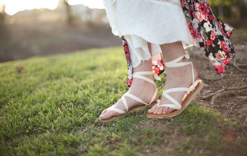 woman-wearing-sandals