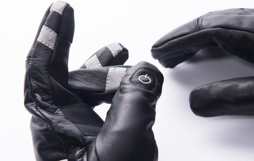 beartek-smart-gloves-close-up