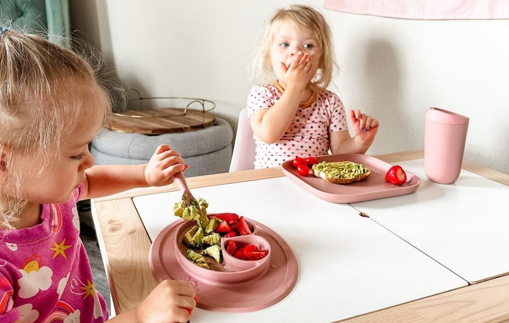 children-eating-food-using-ezpz-toddler-meal-mat