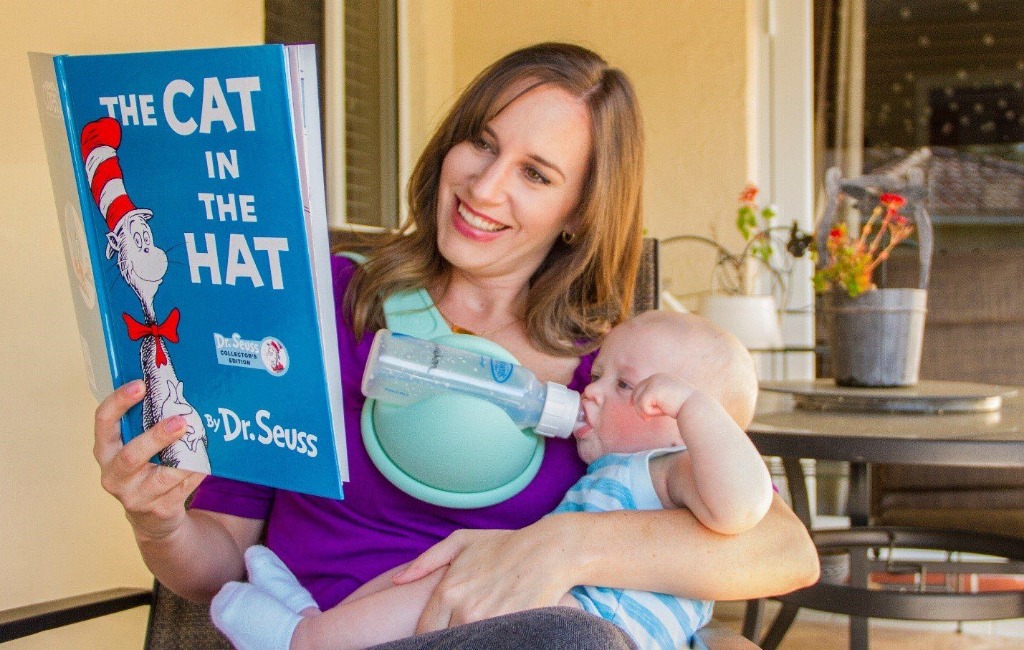 parent-and-baby-using-the-beebo-handsfree-bottle-holder