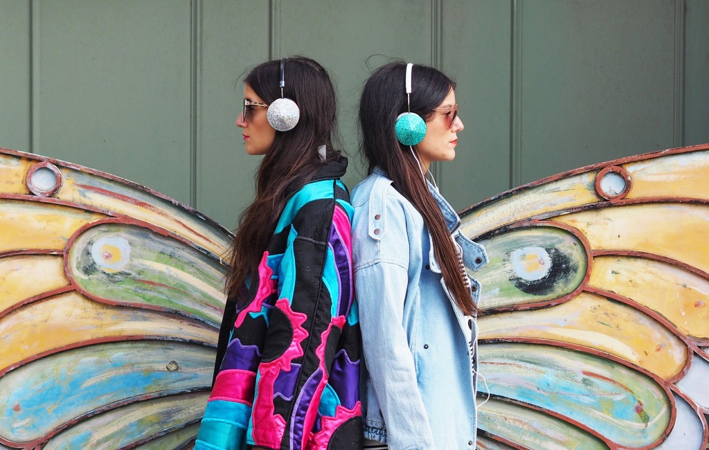 women-wearing-frends-designer-headphones