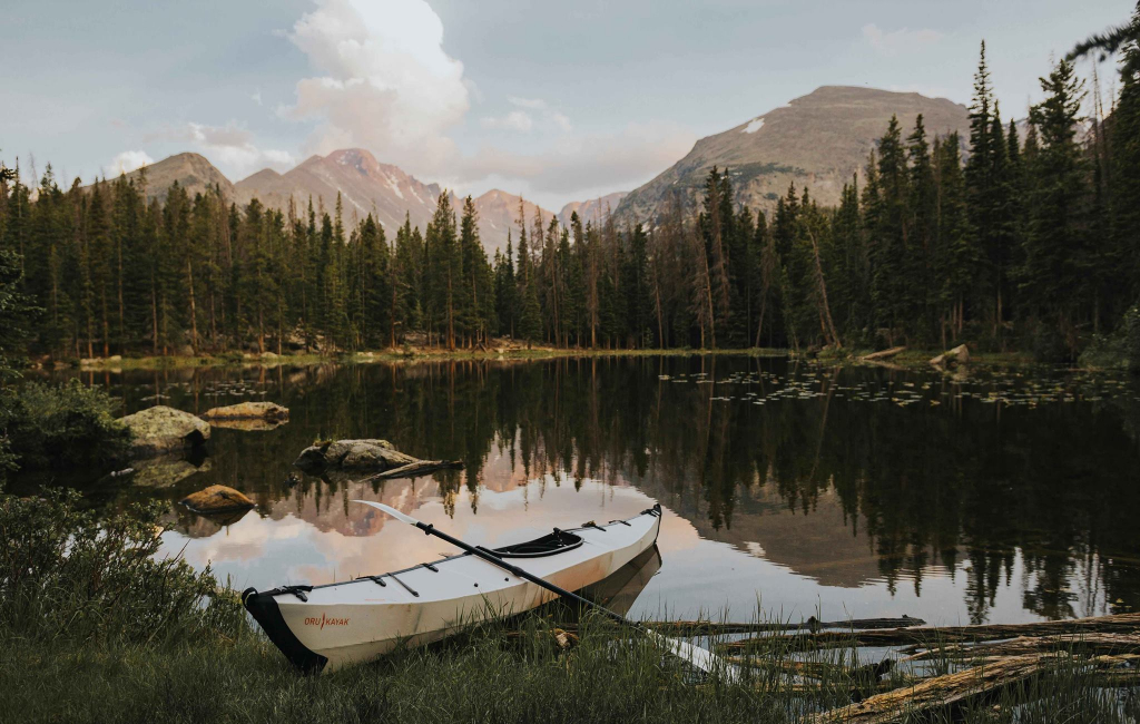 kayaks-in-mountain-lake