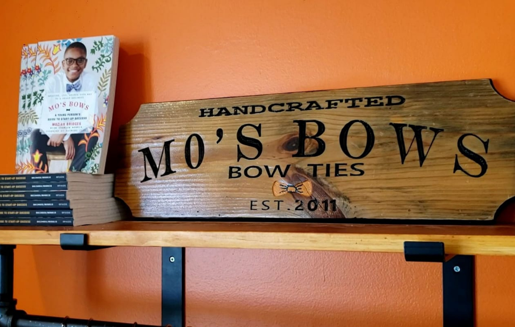 Mo's Bows wooden sign