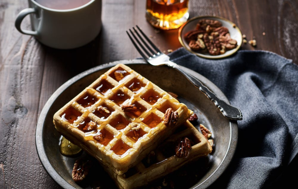 wafles-with-maple-syrup