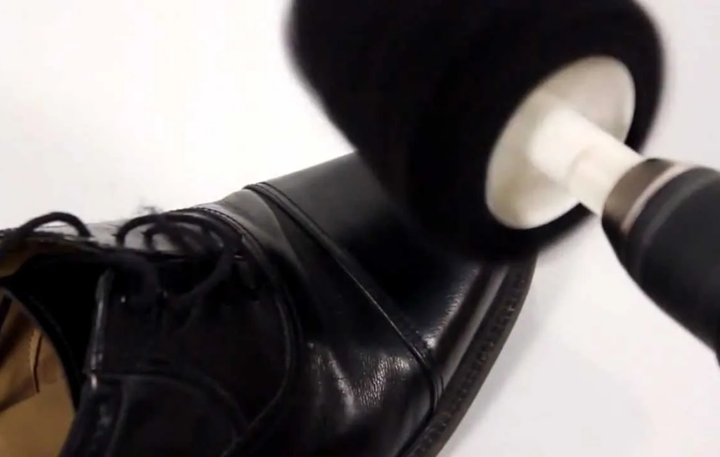 cleaning-shoes-with-bit