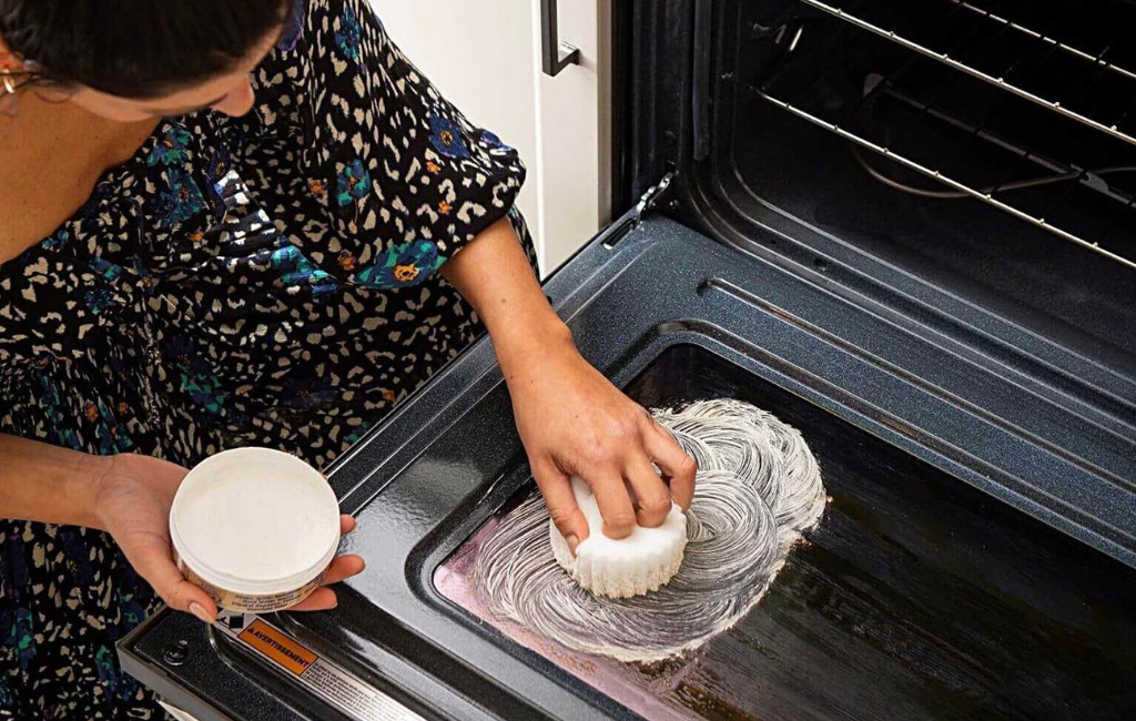 using-scrub-daddy-sponge-on-oven