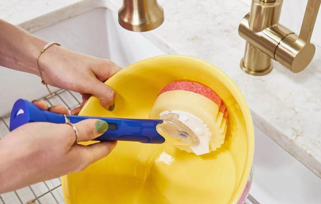 washing-with-scrub-daddy-sponge