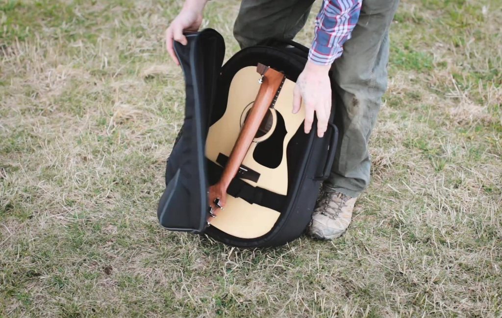 voyage-air-guitar-in-bag