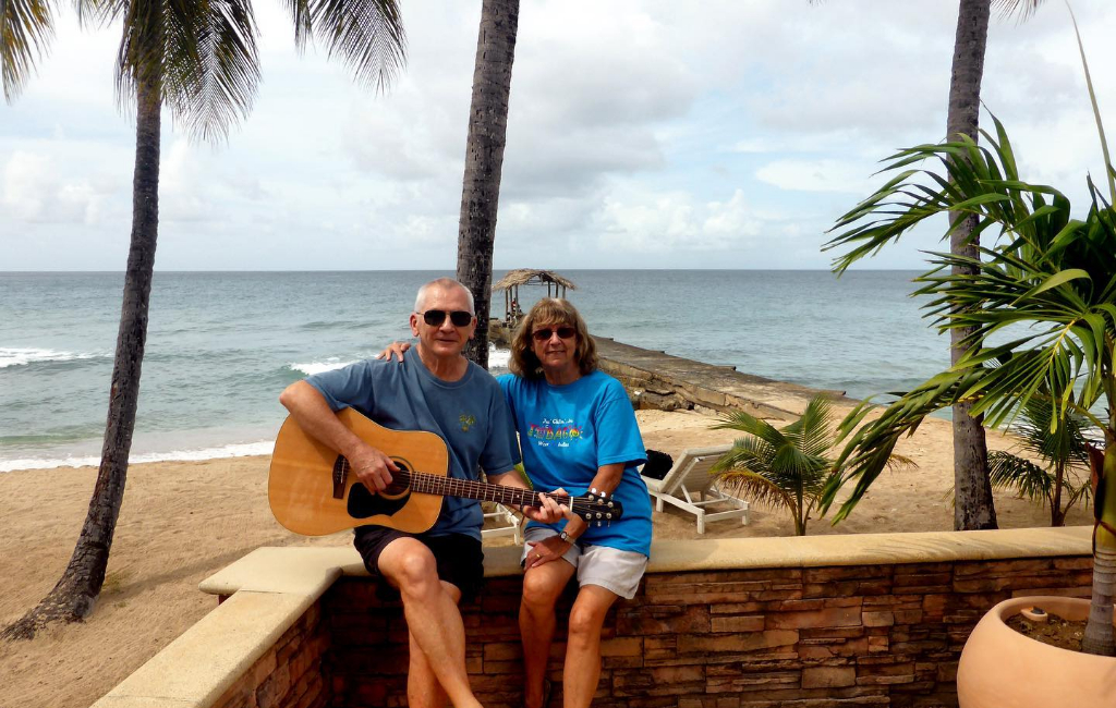 couple-playing-guitar