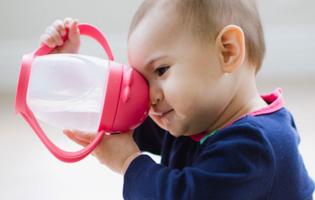 children-using-lollacup-sippy-cup