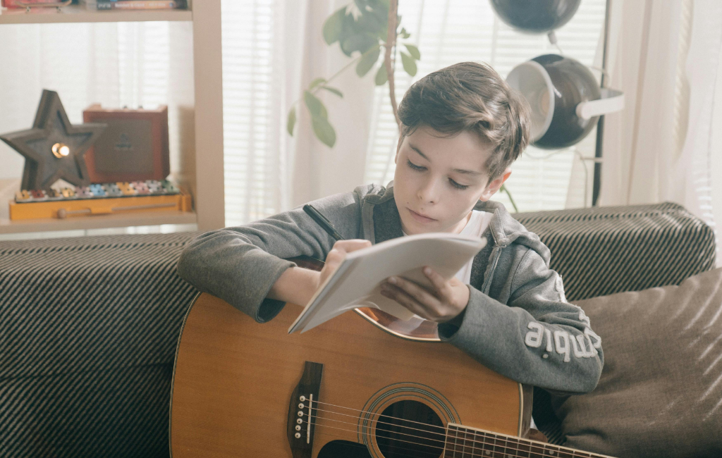 kid-learning-guitar-playing