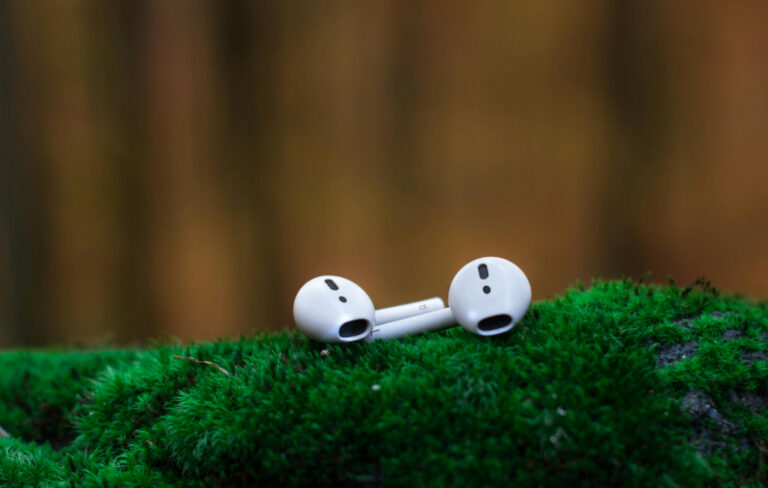 earphones-on-grass