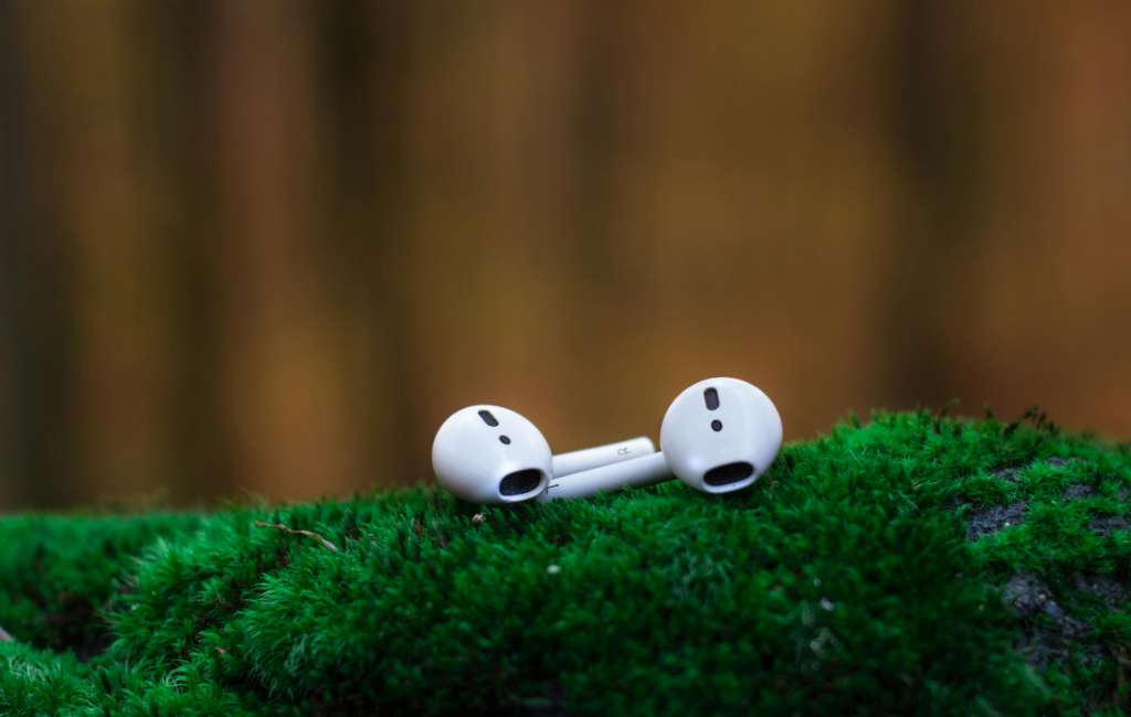 earphones-on-grass