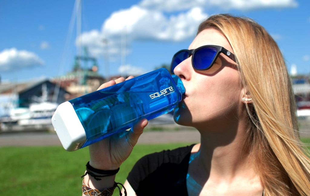 woman-using-clean-bottle